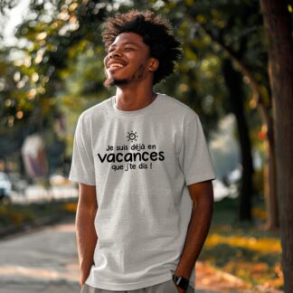 Homme souriant portant un tshirt d'été gris avec une inscription : Je suis en vacances je te dis