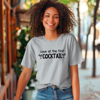 Femme souriante portant un tshirt d'été gris avec une inscription : Femme souriante portant un tshirt d'été gris avec une inscription : Je suis en vacances je te dis
