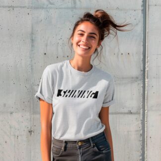 Femme souriante portant un t-shirt d'été gris avec une inscription : Femme souriante portant un t-shirt d'été gris avec une inscription : Shining