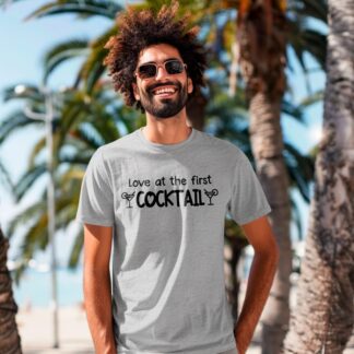 Homme souriant portant un tshirt d'été gris avec une inscription : Femme souriante portant un tshirt d'été gris avec une inscription : Je suis en vacances je te dis