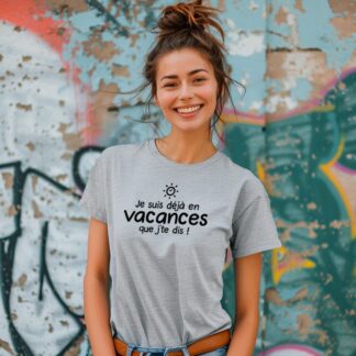Femme souriante portant un tshirt d'été gris avec une inscription : Je suis en vacances je te dis