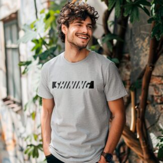 Homme souriant portant un t-shirt d'été gris avec une inscription : Femme souriante portant un t-shirt d'été gris avec une inscription : Shining